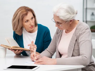 Foto; Pensionarii trebuie să completeze documentele și să fie la zi la casele de pensii de care aparțin Sursa: Freepik