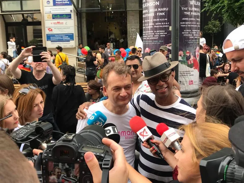 Adrian Coman și Clai Hamilton, căsătoriți în Belgia, au participat la parada gay din România, în luna iunie. Foto: Facebook „Și noi suntem familie”