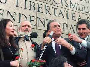 Ion Iliescu, flancat de primul ministru Petre Roman și vicepremierul Gelu Voican Voiculescu, la 27 aprilie 1990 - Foto: Profimedia Images