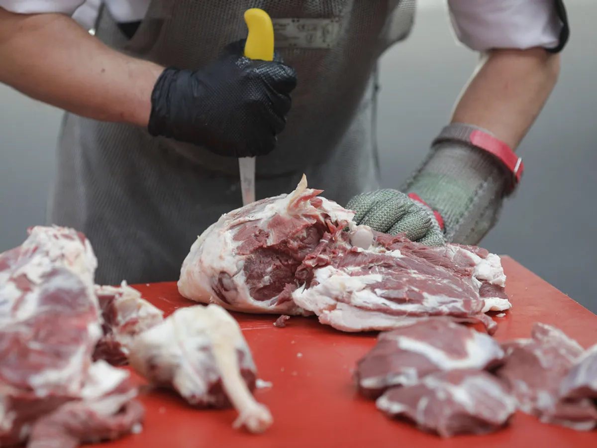 „Dilema” meselor de Sărbători: Prețul la carnea de porc crescut în România, aproape dublu față de supermarket