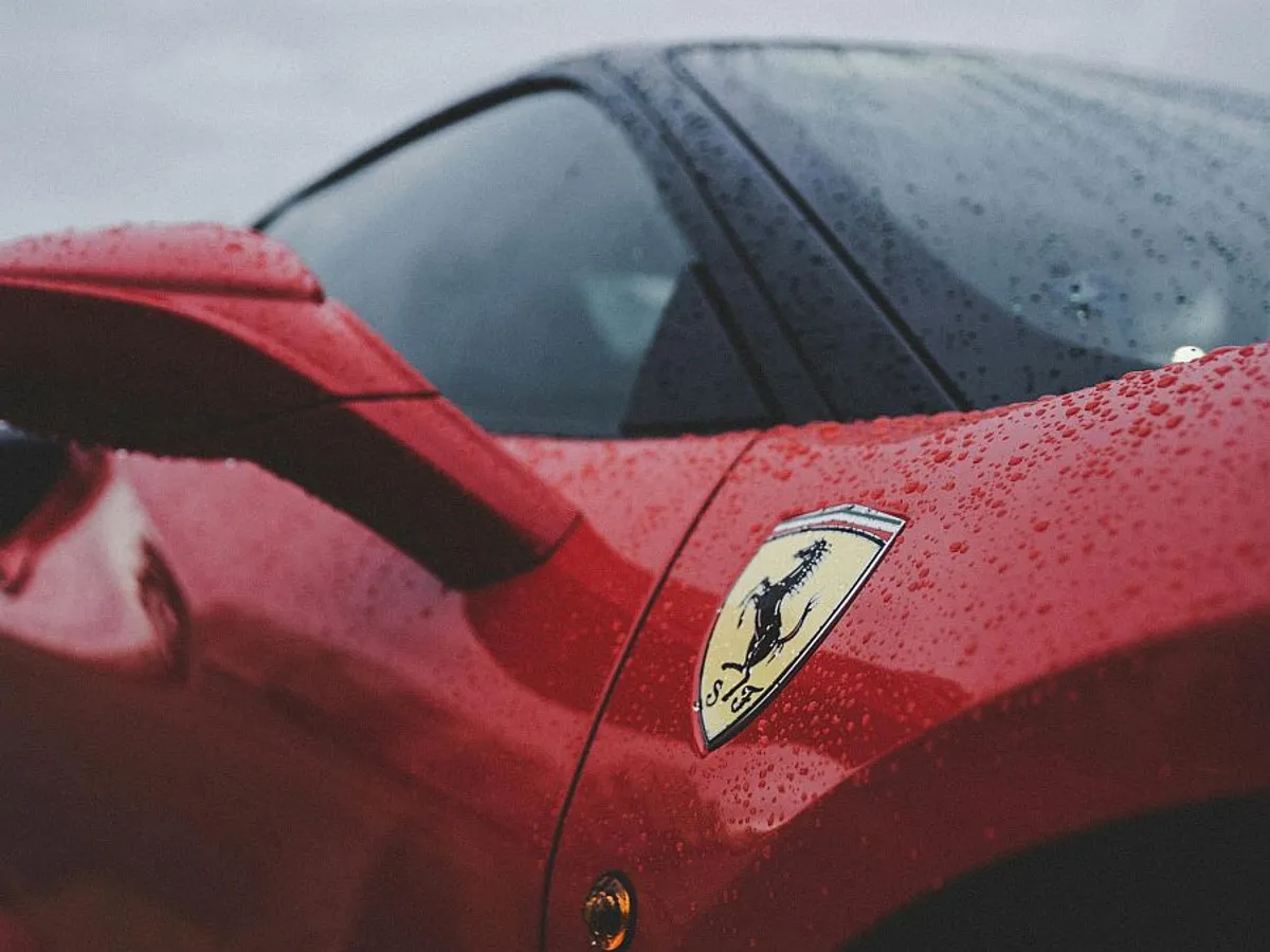 Ferrari Testarossa în ploaie - Foto: Pexels/Zachary DeBottis