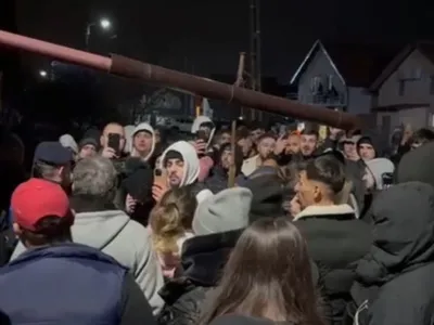 VIDEO Revoltă în comuna bunicilor ucigașului lui Mario: Băiatul a fost scos din casă de jandarmi, iar tatăl a fost găsit ascuns în pod