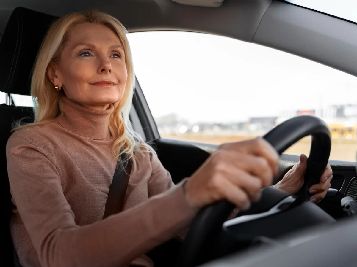 Pensionară conduce mașina - Foto: Freepik