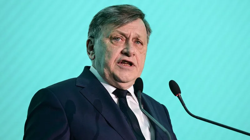 Antonescu, către Nicușor Dan: Aţi parazitat 2 dezbateri cu obsesia vânzărilor de terenuri. Minţiţi! - Foto: Profimedia Images