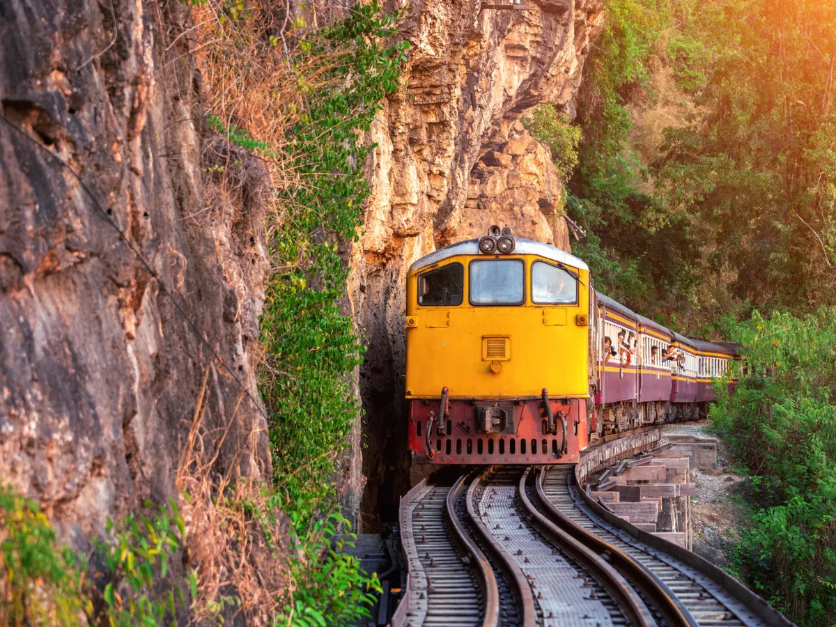 Germania: Agent de securitate, rănit grav după ce a căzut dintr-un tren în urma unui conflict cu un pasager