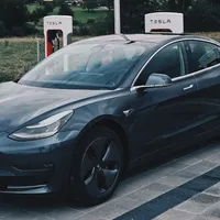 Un român a fost anunțat că a câștigat o mașină Tesla. Ce a făcut în continuare Foto: Unsplash.com - rol ilustrativ