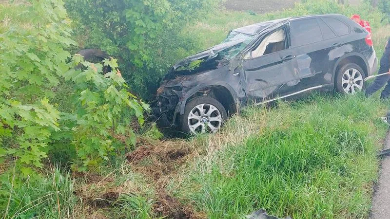 Un șofer iese din parcare fără să se asigure și e spulberat de un SUV. Avea 78 de ani. / Foto: bzi.ro