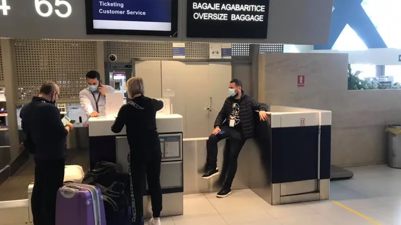 Pasagerii sunt preluați de la check-in și duși cu autoturisme într-o parcare, unde sunt testați. Foto Petrică Răchită