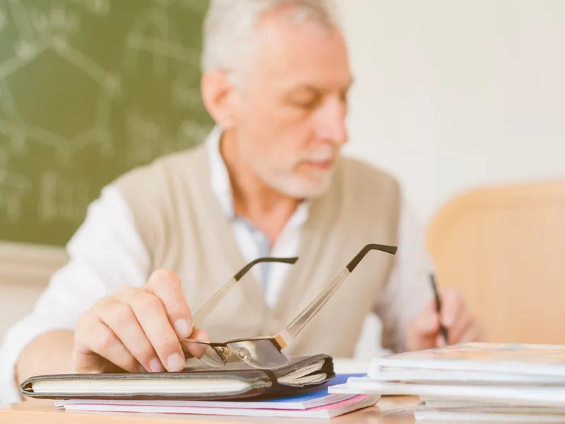 Pensie a sute de mii de români, calculată după o nouă formulă. Iau bani mai mulți. Unde au lucrat? Foto: freepik (fotografie cu caracter ilustrativ)