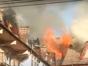 Au luat foc mansardele unor blocuri, în Craiova - Foto: captură video YouTube/TVR Info