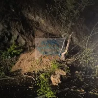 Traficul rutier blocat complet pe centura stațiunii Călimănești în urma căderilor de pietre - Foto: Centrul Infotrafic