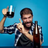 Bărbat care consumă băuturi alcoolice - Foto: Freepik (imagine cu rol ilustrativ)