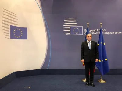 Tudorel Toader are de ce se poza lângă eurosteag: are venituri de vreo 10.000 de euro lunar/FOTO: Facebook.com