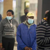 La coadă la vaccinare la Johannesburg - numărul infectărilor cu coronavirus a crescut serios în ultima vreme acolo