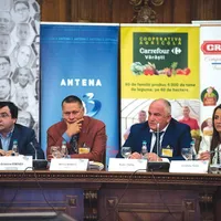 Cristian Erbașu (stânga), patronul companiei care a ridicat stadionul, dotat cu hotel și sală de conferințe
