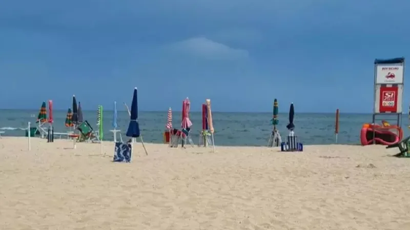 Trei turiști, loviți de fulger pe plajă. Doi sunt în stare gravă - Foto: captură video ANSA
