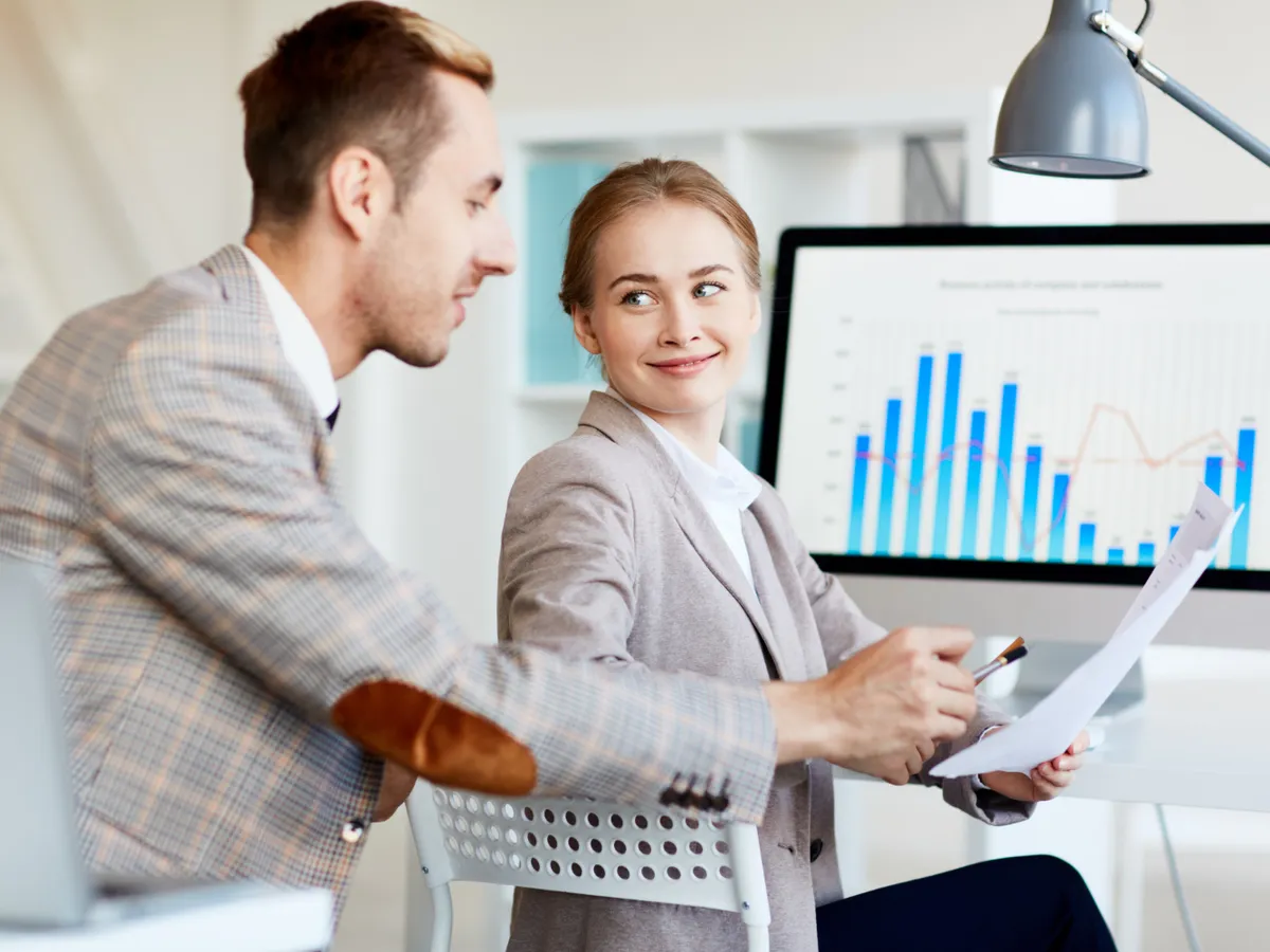 Persoane care interpretează statistici - Foto: Freepik (rol ilustrativ)