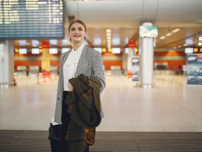 Femeie de afaceri elegant îmbrăcată la un terminal modern de aeroport - Foto: Pexels (Imagine cu rol ilustrativ)