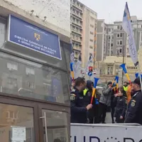 Mai mulți polițiști protestează în fața Poliției Capitalei Foto: captură video Sindicatul Europol