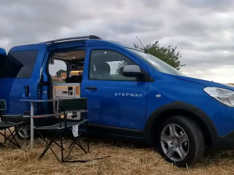 Visezi la autorulotă, dar e scumpă? Vezi cât costă să transformi o Dacia Dokker în camper - Foto: Yevana