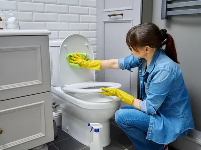 Trucul simplu prin care elimini calcarul de pe toaletă în doar 4 minute. Nu ai nevoie de oțet sau clor - Foto: Freepik (Imagine cu rol ilustrativ)