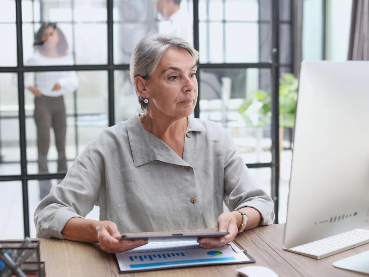 Femeie la muncă - Foto: Freepik