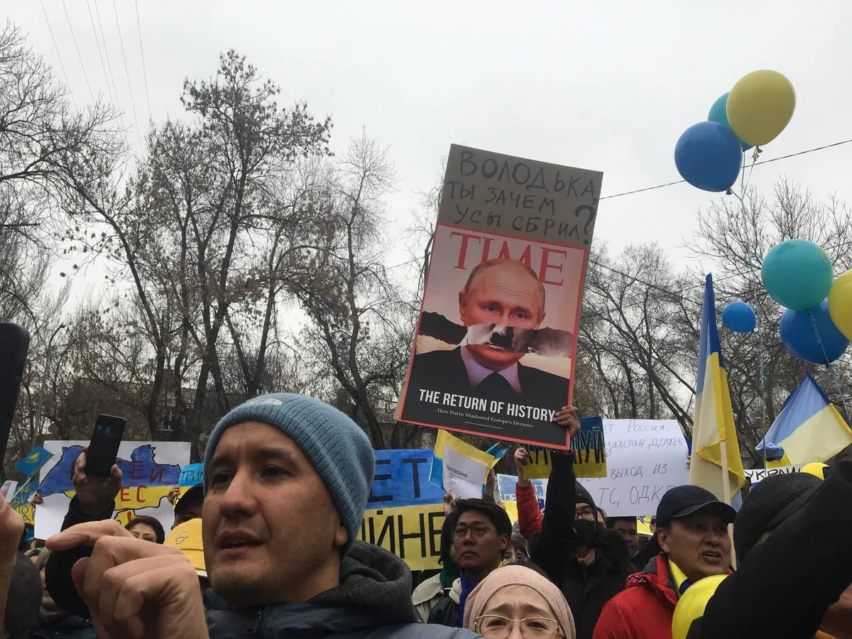Demonstrație în Kazahstan pentru susținerea Ucrainei - Foto: Twitter/ Alex Kokcharov