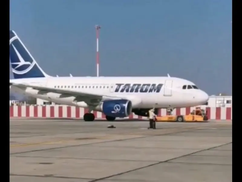 Incredibil! O pasageră fuge după avion pe pista de la Otopeni cu un copil în brațe. - Foto: captură video