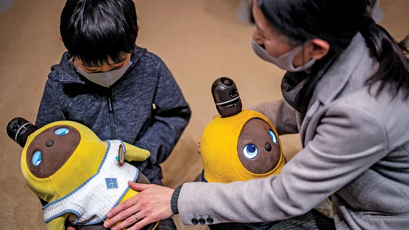 O jucărie robotizată într-o cafenea din Kawasaki, Japonia, în timpul pandemiei