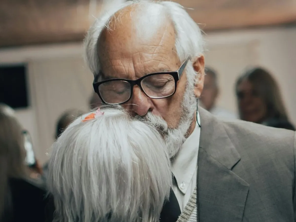 Cuplu de pensionari dansând îngânduraţi - Foto: Pexels/Gaspar Zaldo