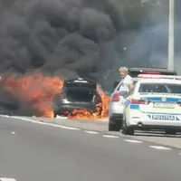O maşină a luat foc în mers pe Autostrada Soarelui. Vizibilitatea este scăzută din cauza fumului - Foto: Facebook/ Info Trafic București și Ilfov