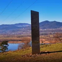 VIDEO Misterul blocului de piatră ce a aterizat din SUA la Piatra Neamț. Poate au fost extratereștrii - Foto: FB