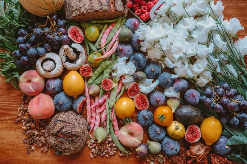Fructe şi legume felurite şi un buchet de flori - Foto: Pexels/Ella Olsson