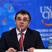 Marian Oprișan se uită chiorâș la oameni/FOTO: Facebook.com