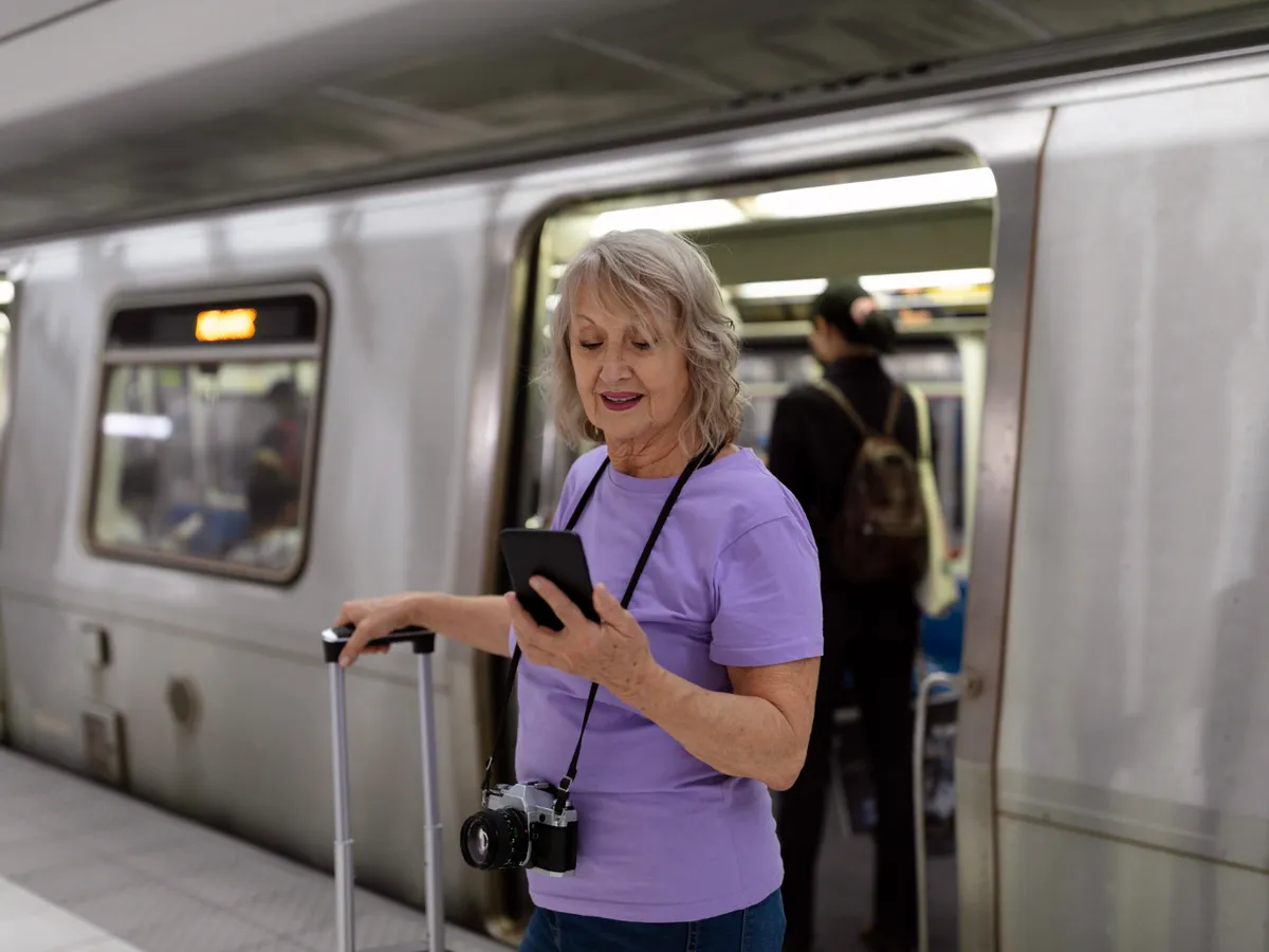 Pensionară la pensie la metrou - Foto: Freepik