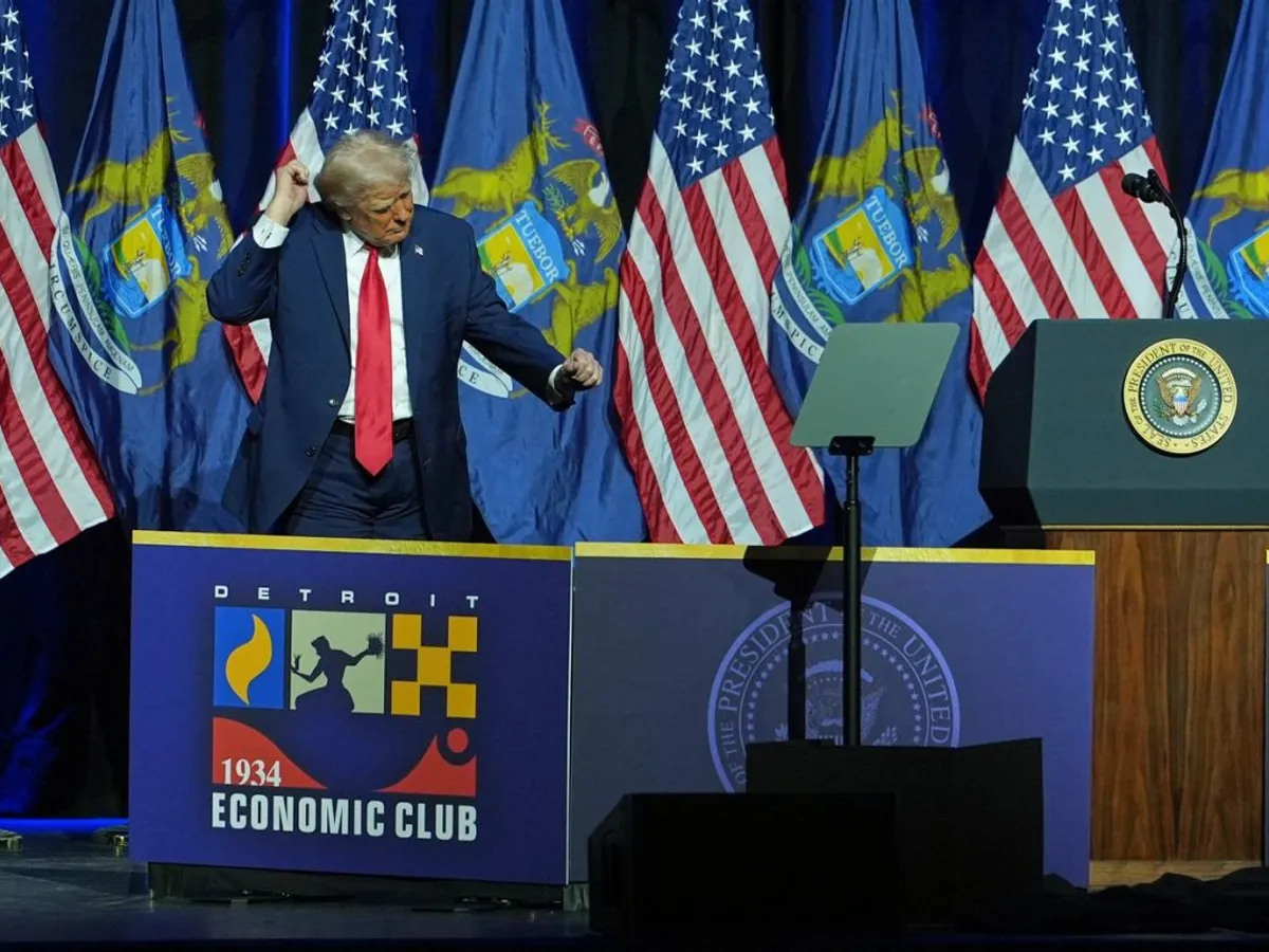Donald Trump dansează, după ce face unele remarci, la Detroit Economic Club - Foto: Profimedia Images