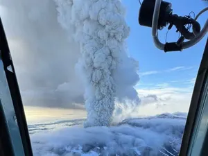 Cutremurul uriaș din Rusia a trezit un vulcan după mai bine de 450 ani. Nor de 6.000 de metri - Foto: X / Lenka White
