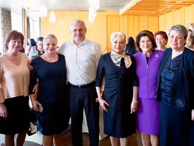 Gabriela Coman, alături de Grațiela Drăghici, șefa ANES, Liviu Dragnea, Viorica Dăncilă, Rovana Plumb și Sevil Shhaideh, la petrecerea de 8 martie a pesedistelor. Sursa: Facebook