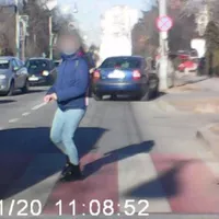 Educația rutieră lipsă. O fetiță este filmata când sare în fața unei ambulanțe aflată în misiune/FOTO: MonitorulBT