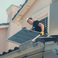 Cu 60.000 lei iei un sistem fotovoltaic și nu mai plătești facturi de curent - Foto: Pexels / Kindel Media
