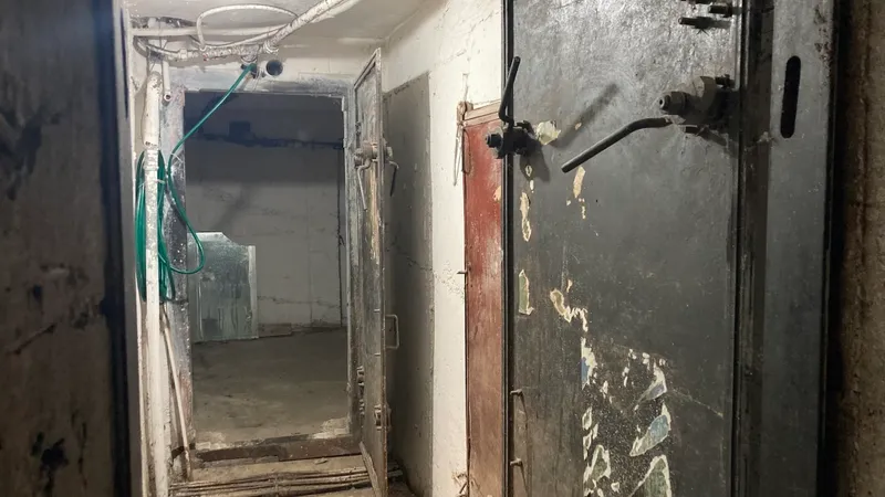 Buncăr la subsolul blocului pentru meciuri. Ce metodă ingenioasă au găsit locatarii din Baia Mare Foto: Foto captură video