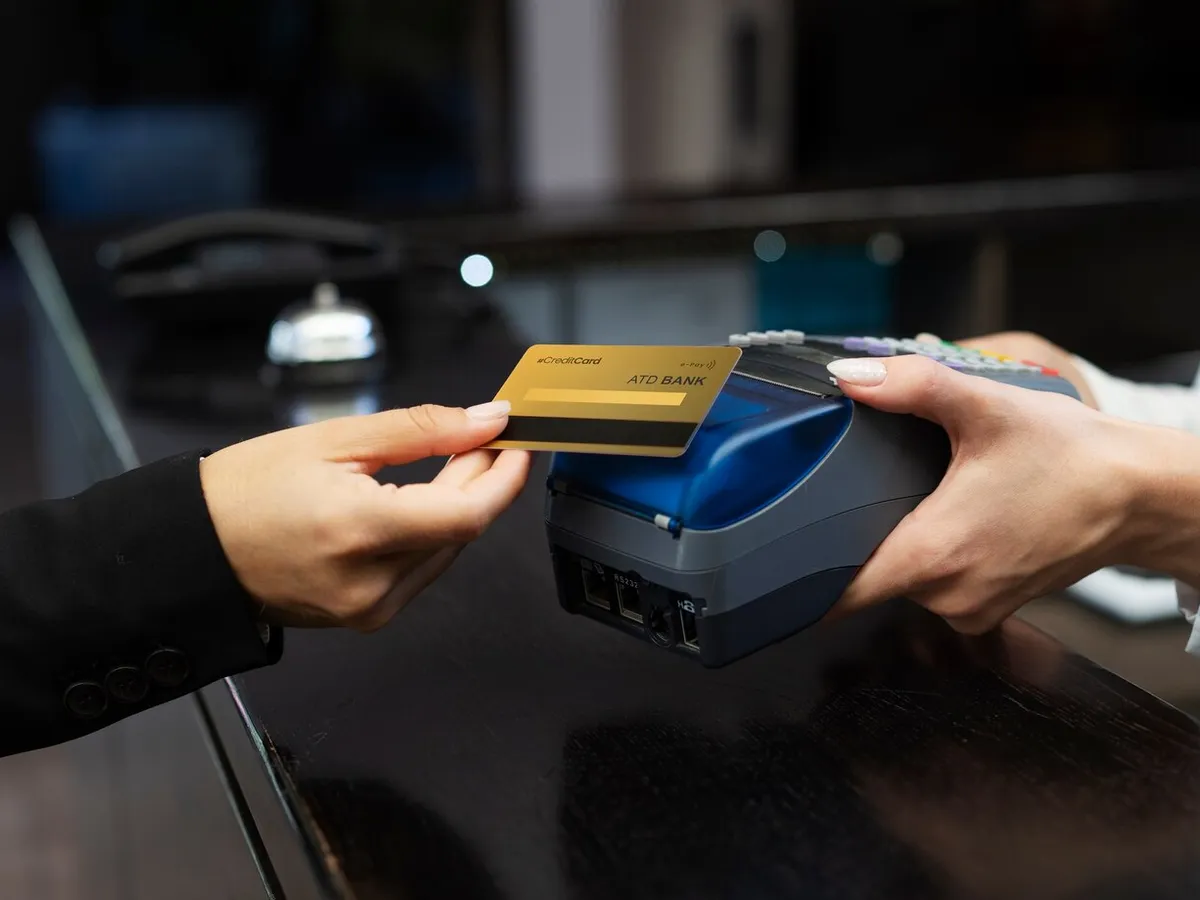 Escocherie împiedicată cu un simplu autocolant aplicat pe cardul bancar. Cum acționează? - Foto: Freepik (rol ilustrativ)