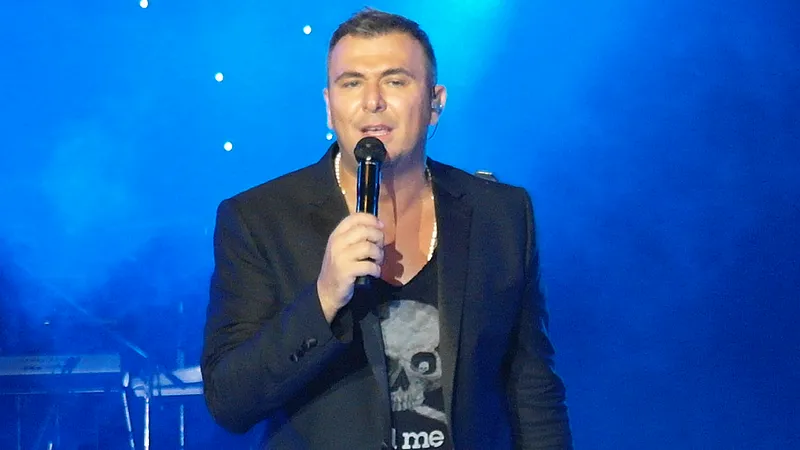 Grecul Remos vine în România şi cântă cu 100 de instrumentişti, pe malul mării - Foto: Wikipedia/Erud/CC BY 3.0