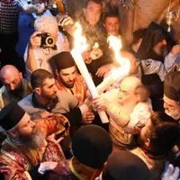 Patriarhul Ierusalimului împarte Lumina Sfântă Imagine cu rol ilustrativ Foto: basillica.ro