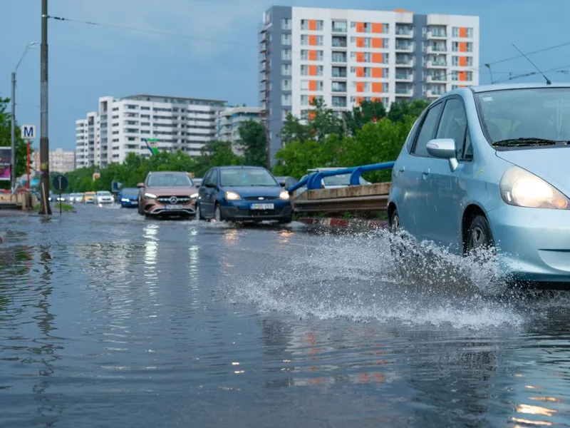 Splaiul Unirii, lângă Pasajul Mihai Bravu, inundat de apă, după ploaia torenţială din Bucureşti - Foto: INQUAM PHOTOS/Pană Tudor
