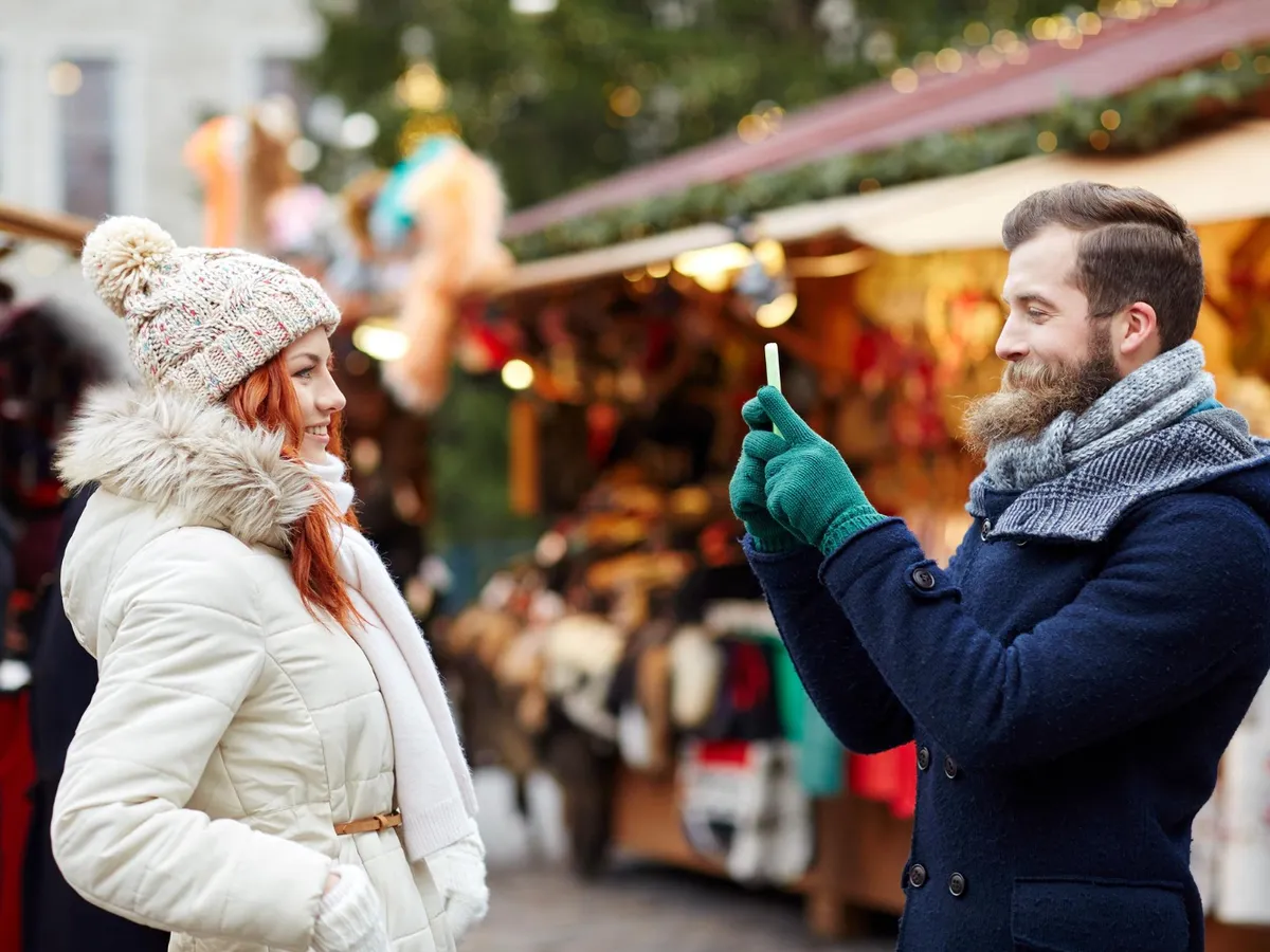 Cuplu la un Târg de Crăciun - Foto: Freepik (rol ilustrativ)