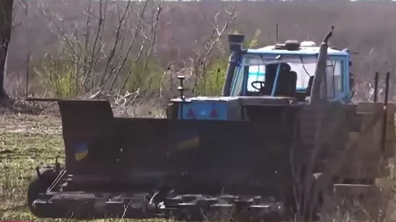 Tractor transformat de un ucrainean în maşină de deminat terenul agricol - Foto: captură video Digi24