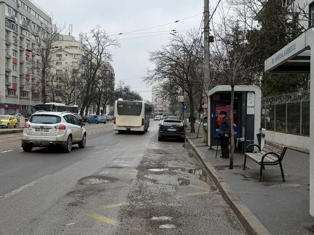 FOTO Primăriile din București, amendate de Poliție pentru gropile din asfalt. 30.000 de lei au de plată