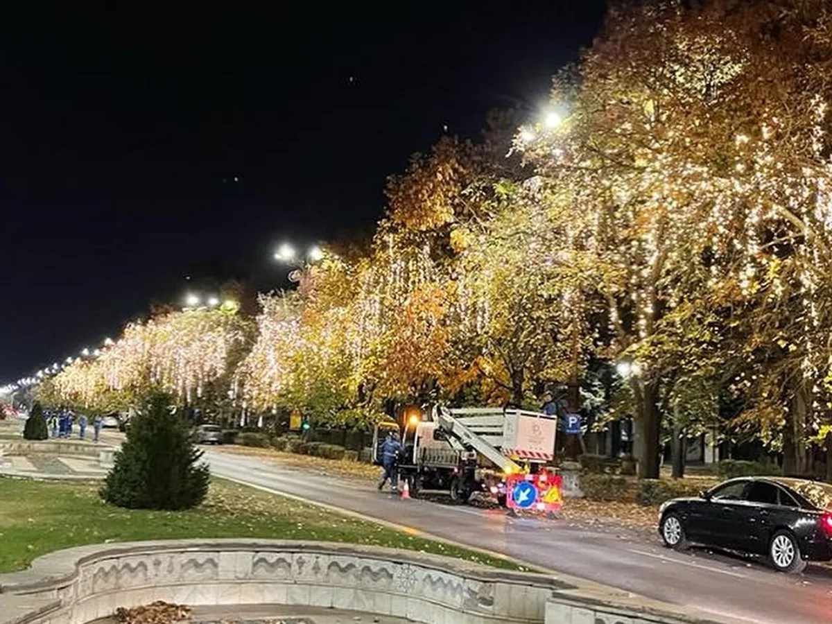 Primăria Generală a început montarea luminițelor de Crăciun, în București - Foto: Facebook/Nicușor Dan