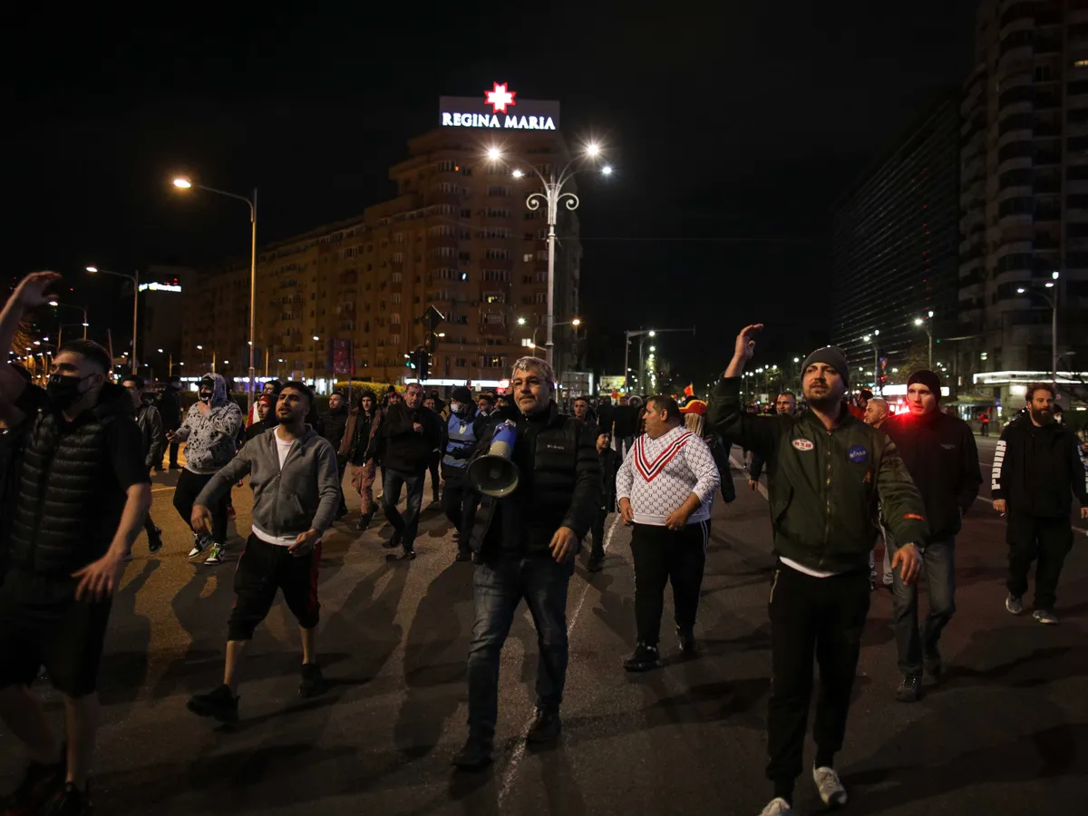 Mii români au ieșit în stradă, în noaptea de duminică spre luni, în București. / Foto: Inquam Photos / Octav Ganea